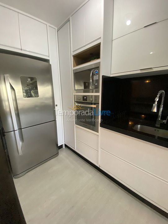 Apartamento para aluguel de temporada em Itapema (Meia Praia)
