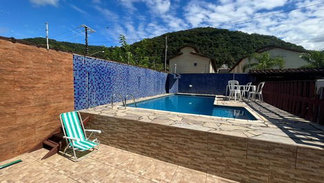 Casa com 4 suites, churrasqueira com piscina prox.à praia.