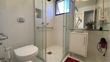 Banheiro da suíte com ducha deca