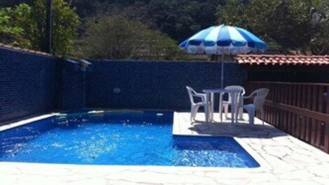 Casa con 4 suites, barbacoa, piscina junto a la playa.