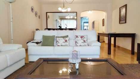 Beautiful Apartment in Pitangueiras, 50 meters from the beach for 8 people