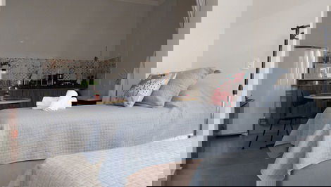 Quarto com 2 camas de solteiro.