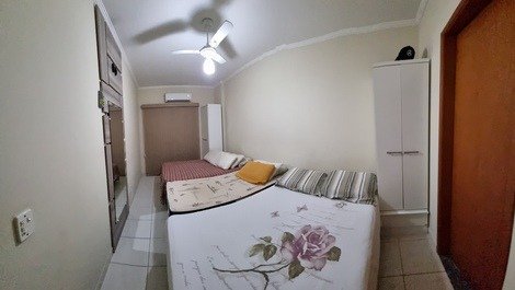 Dormitório master medindo 6x3m.