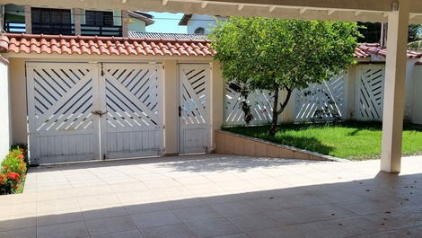 Jardim interno e garagem