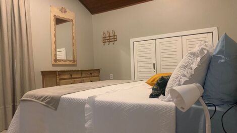 Quarto da suíte com saída para sacada