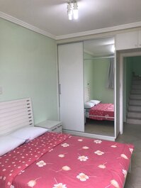 Linda Casa com 4 quartos em condomínio fechado a beira Rio.