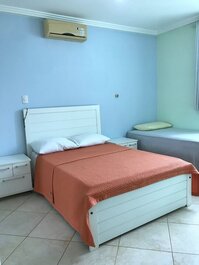 Linda Casa com 4 quartos em condomínio fechado a beira Rio.