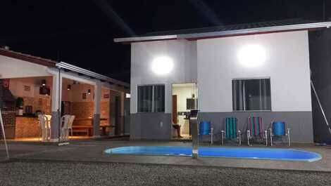 CASA COM PISCINA E ÁREA GOURMET A 30M DA PRAIA