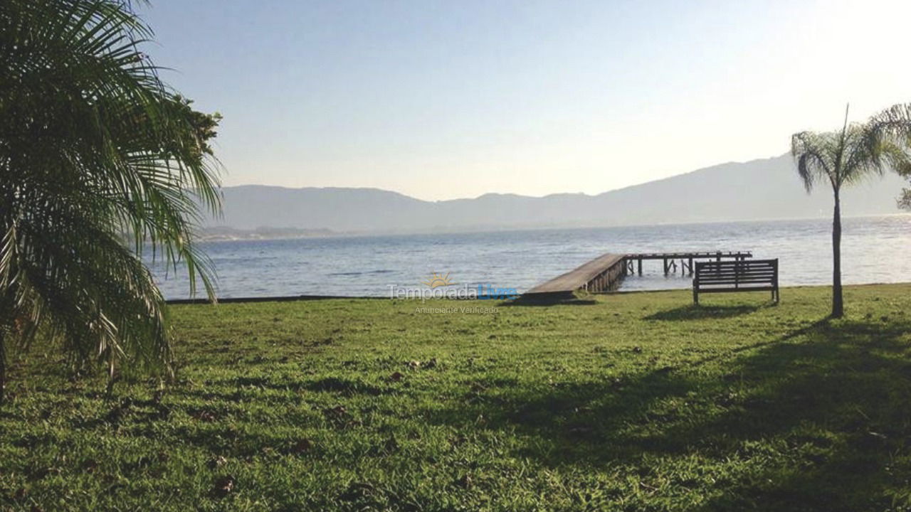 Casa para aluguel de temporada em Florianópolis (Praia Mole)