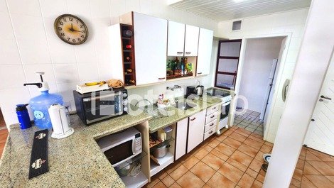 Lindo apartamento de 2 dormitórios a 30m do mar em Canasvieiras (C121)