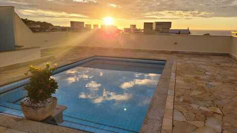 Piscina no nascer do sol