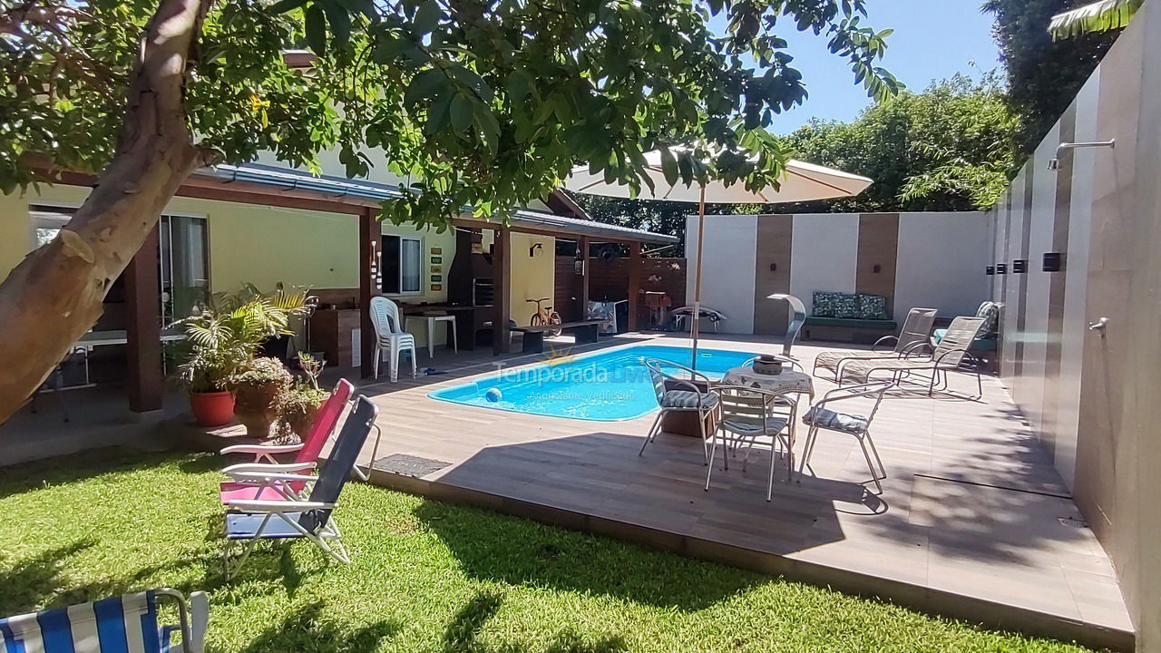 Casa para aluguel de temporada em Imbituba (Praia do Rosa)