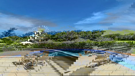 Exuberante casa com 4 suites perto da praia em Búzios!
