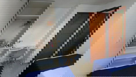Armário e escrivaninha na suíte