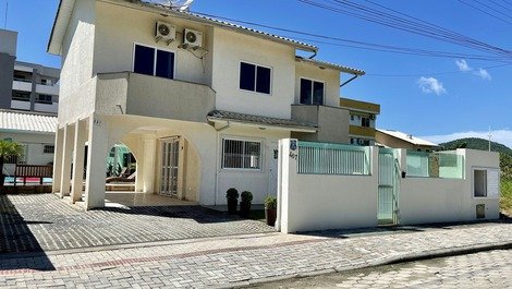 House w/5 bedrooms/pool 13 people (special price for December)🎉🎉🥳