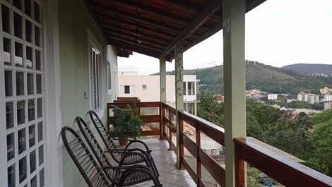Casa con Linda Vista en el Centro de Serra Negra SP.