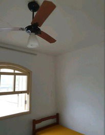 Dois quartos com ventilador de teto e cortina blackout.