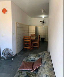 Sala com ventilador de chão e ventilador de teto, com 2 sofas ( 2 e 3 lugares )