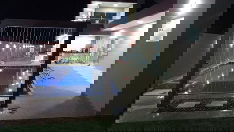 Lateral da casa à noite.