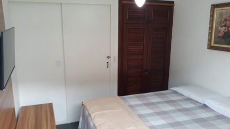 Quarto 2°andar, cama box casal,ventilador de teto,  ar condicionado e tv smart 32 polegadas.