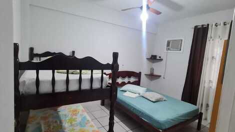 Quarto 1 com cama de casal e beliche