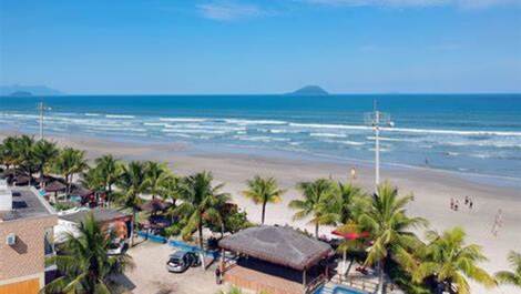 Areia limpa com segurança quiosques bem aparelhados para seu conforto e de sua famila