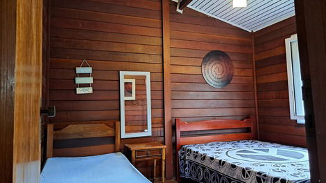 Casa de madeira com varanda e redes ideal para quem quer relaxar.