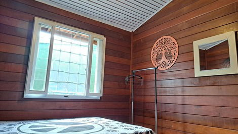 Casa de madeira com varanda e redes ideal para quem quer relaxar.