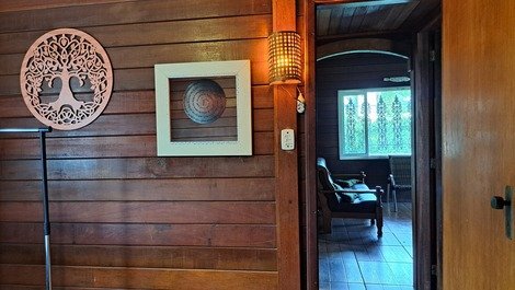 Casa de madera con porche y hamacas ideal para quien quiera relajarse.