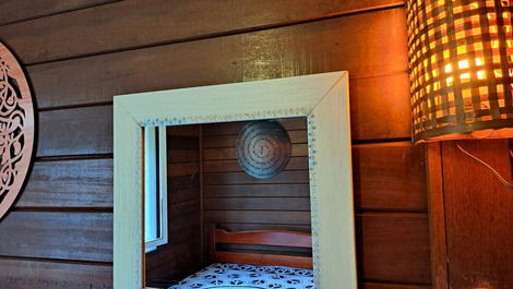 Quarto romântico com arandela de luz amarela.