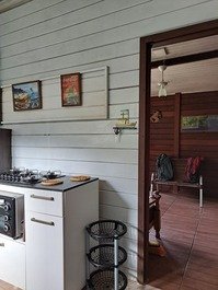 Casa de madera con porche y hamacas ideal para quien quiera relajarse.