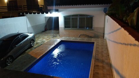 Casa de temporada com piscina na praia da Enseada Guarujá