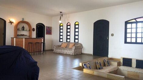P005 - Linda casa com 3 dormitórios, piscina, churrasqueira em Peruíbe