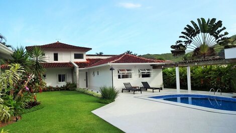 Beautiful house with six suites, in a privileged location in Angra...
