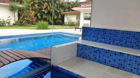 Hermosa casa con seis suites, en una ubicación privilegiada en Angra...