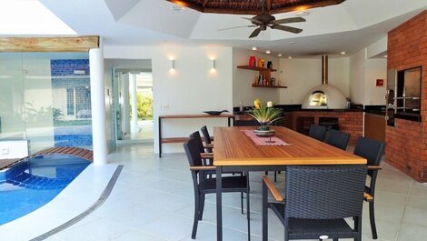 Beautiful house with six suites, in a privileged location in Angra...