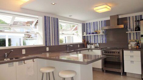 Beautiful house with six suites, in a privileged location in Angra...