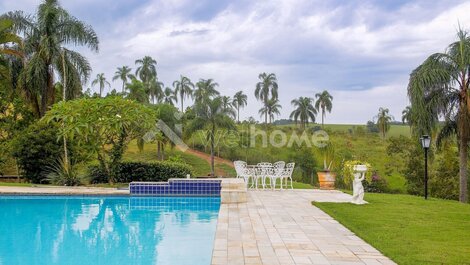 Sitio com piscina, área gourmet e beach tennis