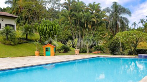 Sitio com piscina, área gourmet e beach tennis
