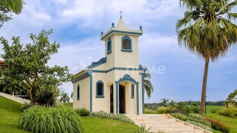 Sitio com piscina, área gourmet e beach tennis