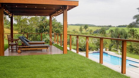 Sitio com piscina, área gourmet e beach tennis