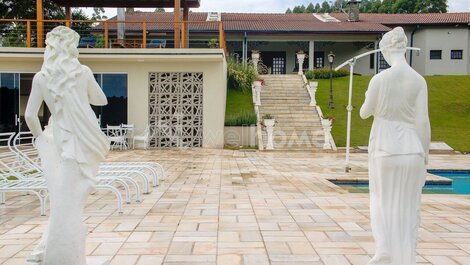 Sitio com piscina, área gourmet e beach tennis