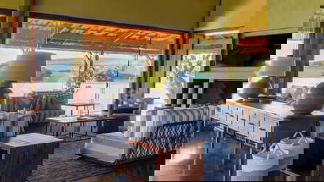 Casa sofisticada na beira do rio