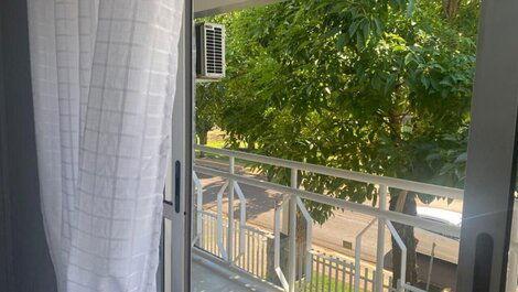 Cómoda habitación con hermosa vista y balcón.
