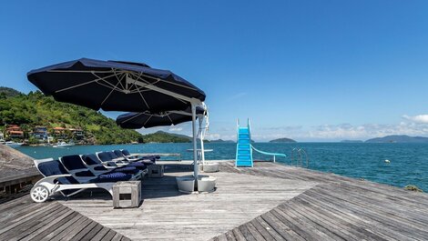 Lindíssima mansão em Angra, com 11 suítes, e vista encantadora