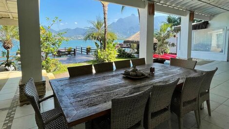 Hermosa casa frente al mar, en condominio, con cinco suites
