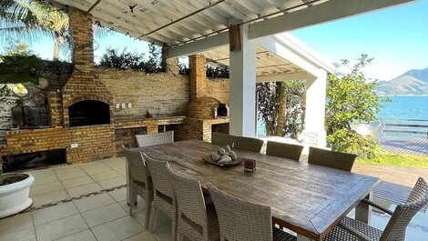 Hermosa casa frente al mar, en condominio, con cinco suites