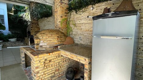 Hermosa casa frente al mar, en condominio, con cinco suites