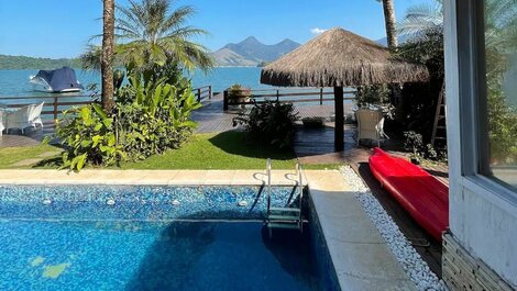 Hermosa casa frente al mar, en condominio, con cinco suites