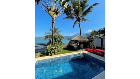 Hermosa casa frente al mar, en condominio, con cinco suites
